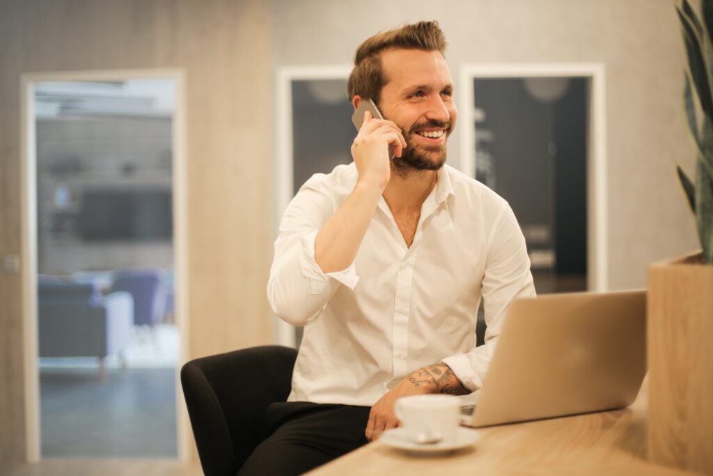 Man spricht über Telefon