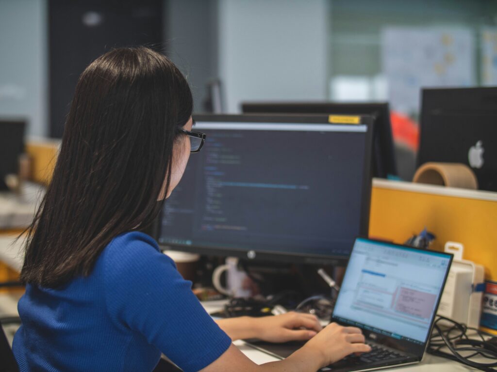 Dazy Web-Entwickler Dienstleitungen Frau arbeitet am Computer