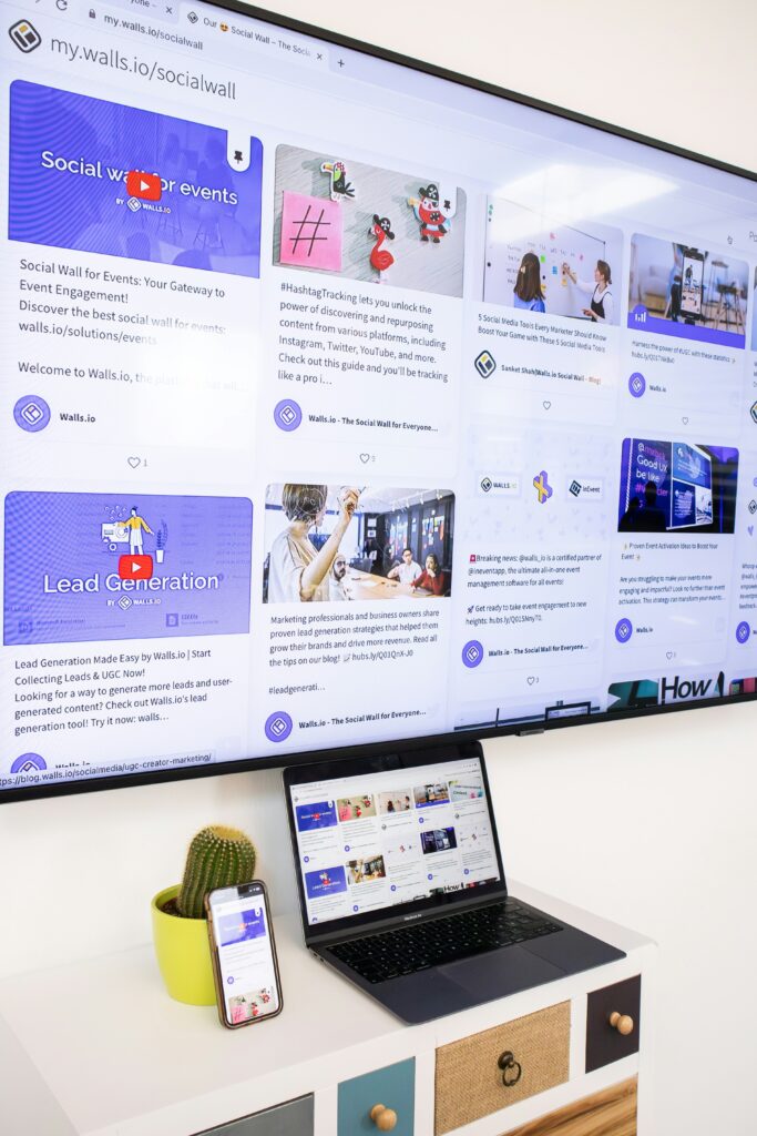 Illustration einer responsiven Website auf verschiedenen Geräten (Smartphone, Tablet, Laptop, Desktop)