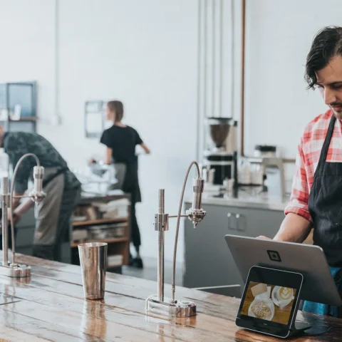 Kellner im Restaurant. Frontend Webentwicklung Projekte